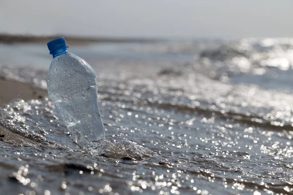 Close Shot Bottle Plastic Garbage Beach — Stok Foto
