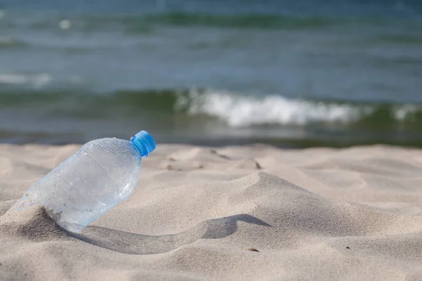 Plastic Drink Bottle Washed Beach Close Selective Focus Transparent Pet — Stok Foto