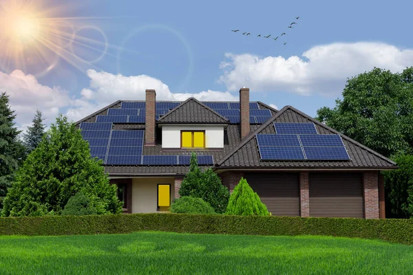Solar Panels Roof Beautiful House Surrounded Greenery Sunny Weather Photovoltaik — Foto Stock