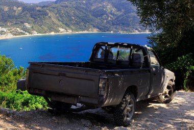 Plajda siyah bir kamyonet sürüyordu..