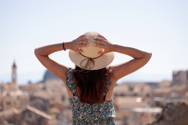 Korfu, Yunanistan 'da turizm. Gezgin kızın Corfu manzarasının keyfini çıkarırken..