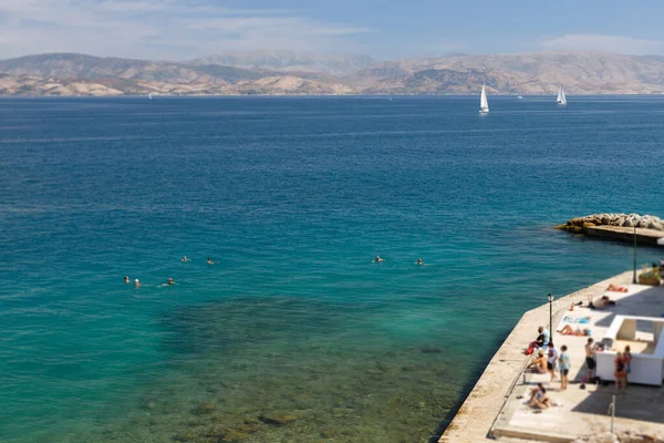 Kąpiel Korfu Niebieska Woda Tle Pasmo Górskie — Zdjęcie stockowe