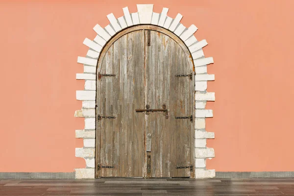 Eski Ahşap Dış Kapı Binanın Girişi Ahşaptan Yapılmış Antika Kapılar — Stok fotoğraf
