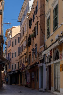 Korfu, Yunanistan. 02 Eylül 2022: Korfu şehrinin eski bir bölgesinde tarihi bir cadde.