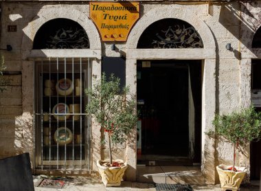 Korfu, Yunanistan. 02 Eylül 2022: Yunanistan 'ın Korfu kasabasındaki peynir dükkanının tarihi cephesi. Güzel doğal ışık..