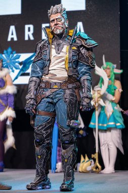 Polonya, Poznan - 09 Ekim 2022: Poznan Game Arena, bir video oyunu fuarı. Cosplay of Zane, Borderlands III oyununun dört ana karakterinden ilki.