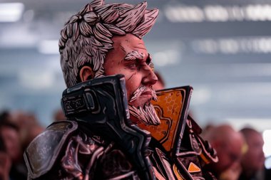 Polonya, Poznan - 09 Ekim 2022: Poznan Game Arena, video oyunu fuarı. Cosplay of Zane, Borderlands III oyununun dört ana karakterinden biri.