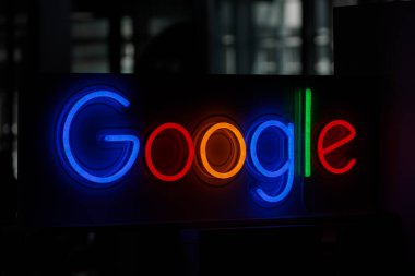 Polonya, Poznan - 09 Ekim 2022: Google 'ın ticaret fuarı standındaki neon logosu. Aydınlatılmış goole logosu.