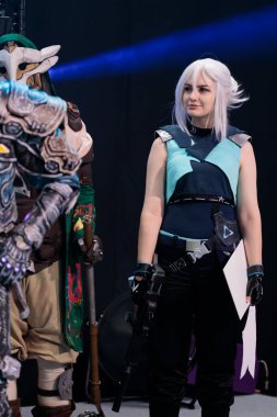 Polonya, Poznan - 09 Ekim 2022: Cosplay Valorant Jett Cosplay - Poznan Game Arena, video oyunu karakterleri.