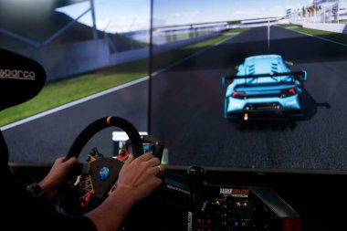 Polonya, Poznan - 09 Ekim 2022: İnsanlar PGA 'da bir yarış simülatörü oynuyorlar. Bilgisayar oyunları ve eğlence ile ilgili bir etkinlik.