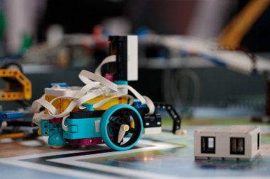 Polonya, Poznan - 09 Ekim 2022: Poznan Game Arena, eğitici robotlarla çocuk standı. Oynayarak öğrenmek.