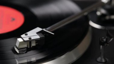 Vinil diski olan klasik turntable çalar, yakın plan..