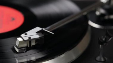 Vinil diski olan klasik turntable çalar, yakın plan..