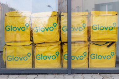Polonya, Poznan - 23 Ekim 2022: Glovo 'nun sabit noktasında Glovo taşıma çantaları.