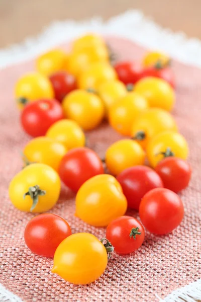 Pomidory wiśniowe żółte i czerwone — Zdjęcie stockowe
