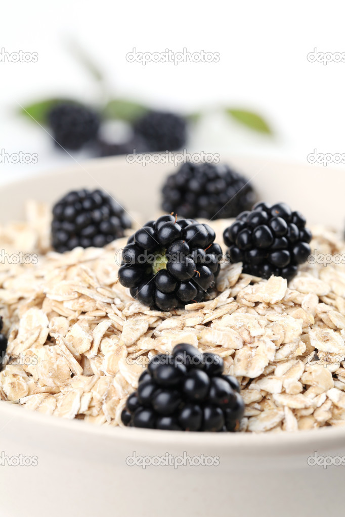 Oatmeal with yogurt and blackberries