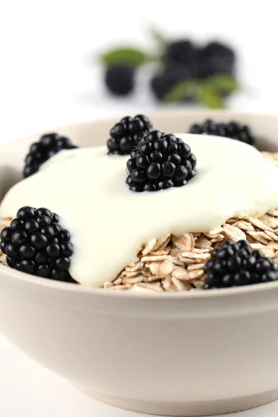 Harina de avena con yogur y moras —  Fotos de Stock