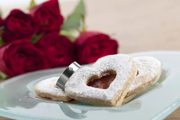 Titanium engagement ring and shortbread hearts — Stock Photo, Image