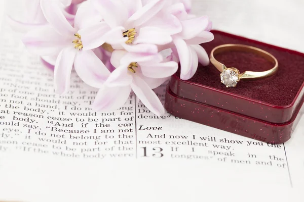 Biblia y anillo de compromiso —  Fotos de Stock