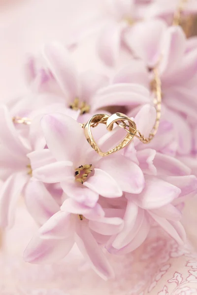 Gouden ketting met hart op hyacint — Stockfoto