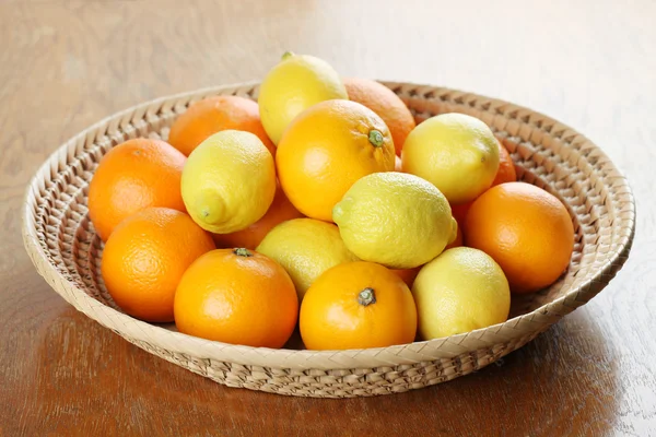 Owoce cytrusowe w kosz — Zdjęcie stockowe