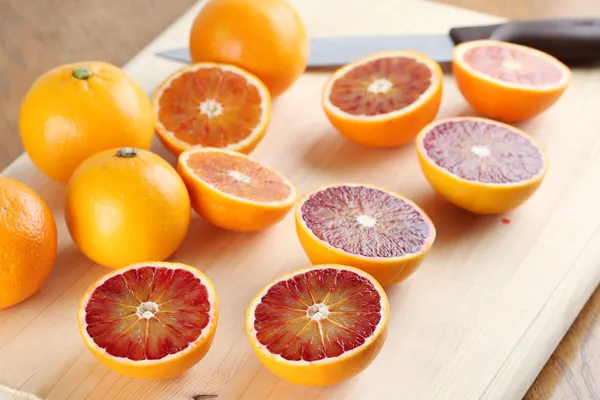 Kesme tahtası üzerinde kan portakal — Stok fotoğraf