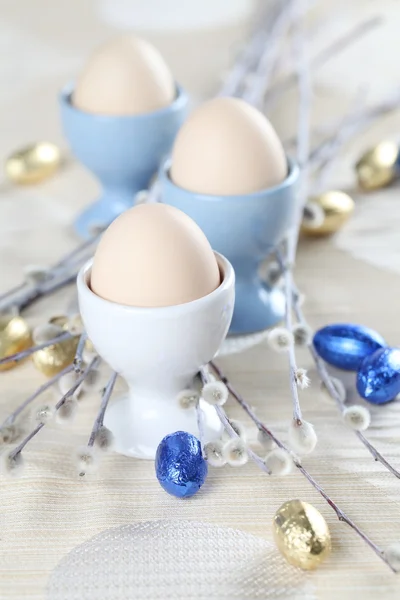 Eier in weißen und blauen Eierbechern — Stockfoto
