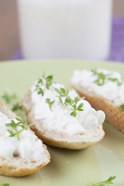 Cottage cheese canapes — Stock Photo, Image