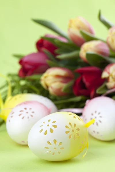 Ovos de Páscoa floridos e tulipas — Fotografia de Stock