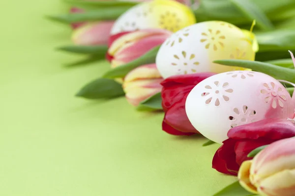 Bordo fiorito di uova di Pasqua e tulipani — Foto Stock