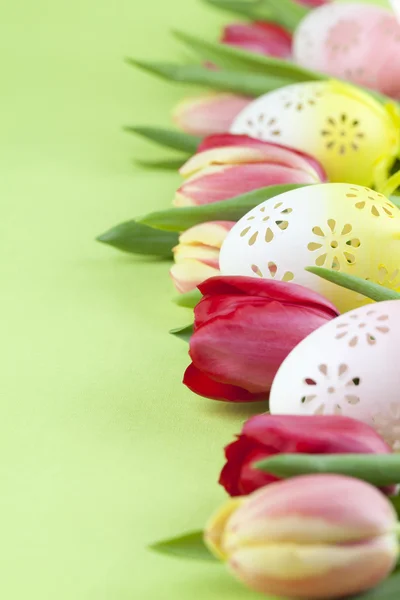 Bordo fiorito di uova di Pasqua e tulipani — Foto Stock