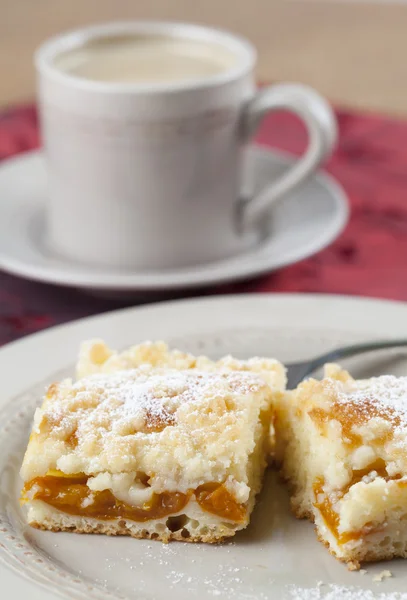 Aprikosenkrümelkuchen — Stockfoto