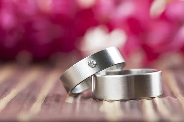 Titanyum nikah yüzükleri