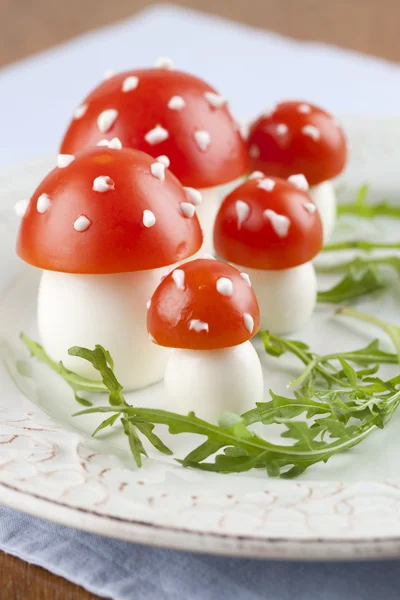 Rajčata a vejce fly agaric houby — Stock fotografie