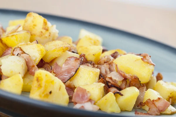 Batatas assadas com bacon — Fotografia de Stock