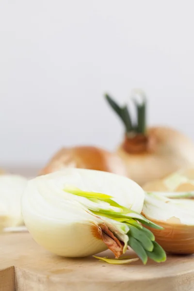 Onions on cutting board — Stock Photo, Image