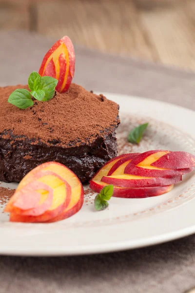 Mousse de chocolat à l'avocat végétalien cru avec nectarine — Photo