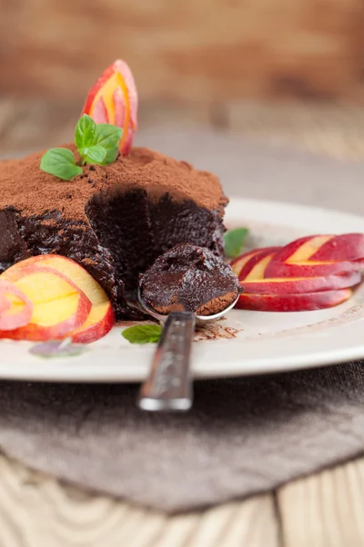 Mousse di avocado crudo vegano al cioccolato con nettarina — Foto Stock