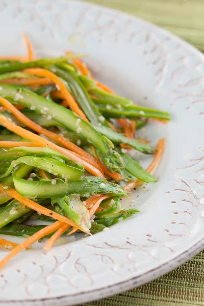 Sparris sallad med morot och hampa frön — Stockfoto