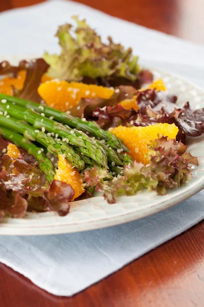 Salade van asperges met sinaasappels en hennepzaden — Stockfoto
