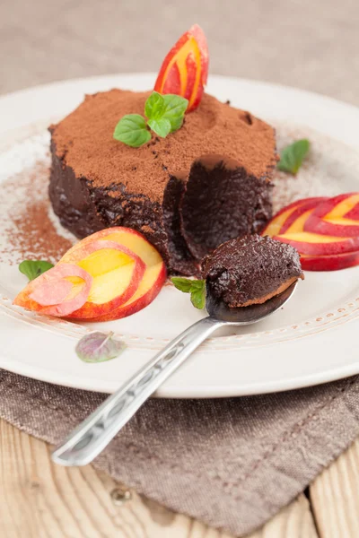 Rauwe veganist avocado chocolade mousse met nectarine — Stockfoto