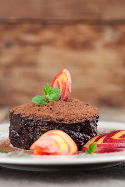 Mousse de chocolat à l'avocat végétalien cru avec nectarine — Photo
