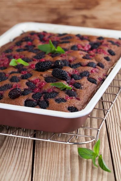 Lebkuchen mit Maulbeeren und roten Johannisbeeren — Stockfoto