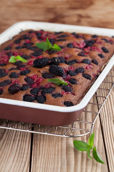 Gingerbread cake with mulberries and red currants — Stock Photo, Image