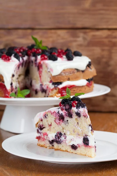 Maulbeer- und Johannisbeerkuchen — Stockfoto