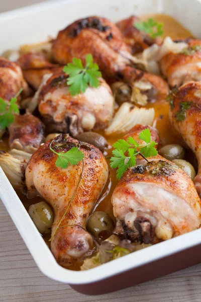 kızarmış tavuk drumsticks zeytinli