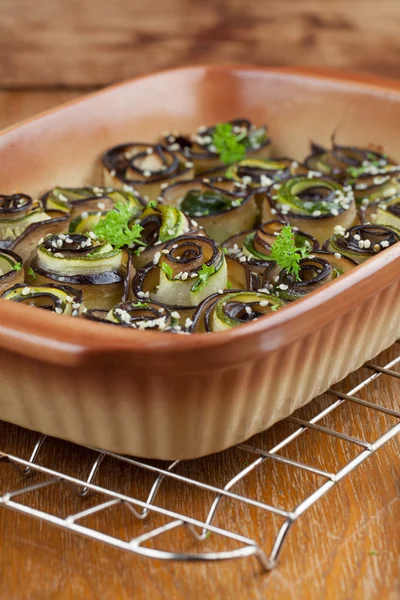 Berenjena al horno y yucchini con semillas de cáñamo —  Fotos de Stock