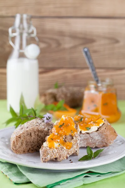 面包与杏和薄荷果酱 — 图库照片