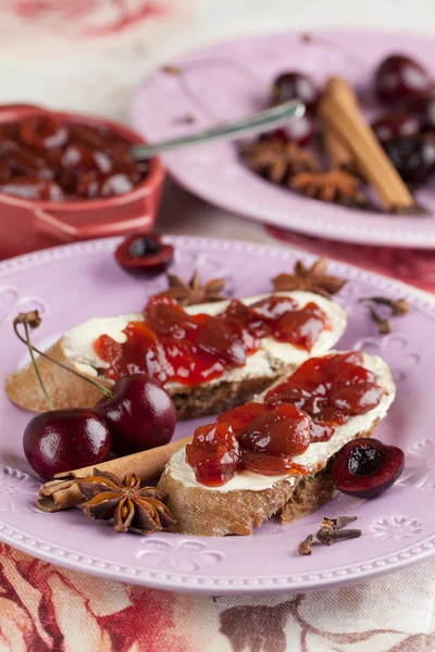 Baharatlı cherry jam ile ekmek — Stok fotoğraf