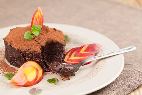 Rauwe veganist avocado chocolade mousse met nectarine — Stockfoto